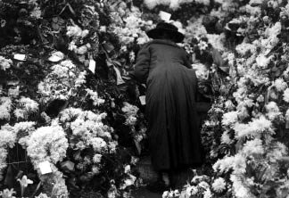 Mother placing flowers at the Cenotaph, World War 1