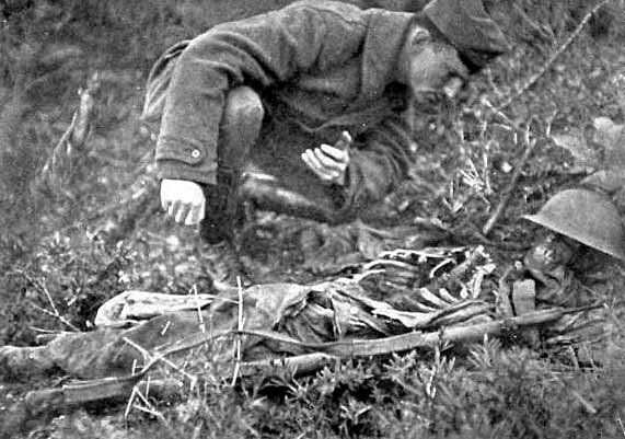 Soldier looking at a corpse in the Great War